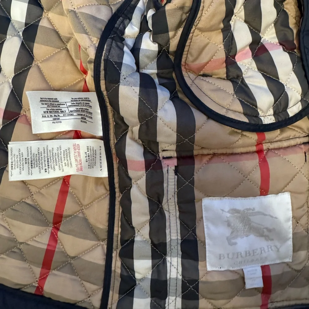 Burberry stylish navy